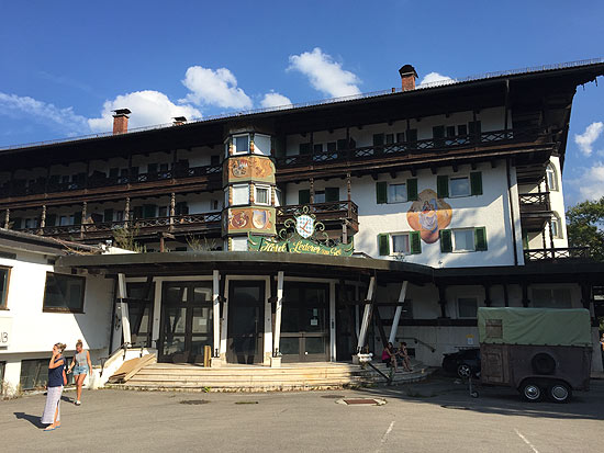 längst geschlossen und kurz vor dem Abriss: Hotel Lederer am See in Bad Wiessee (©Foto: Martin Schmitz)